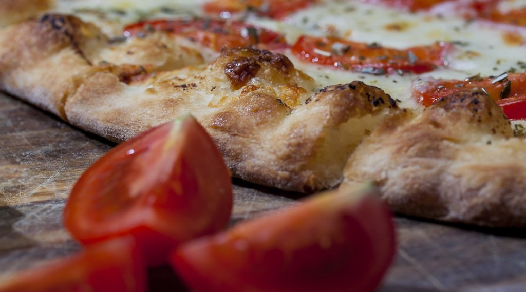 Afbeelding bij Huisgemaakte pizza met eigen tomatenpuree  -  tomaten uit eigen moestuin