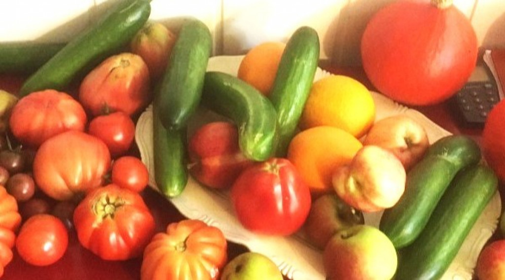 Afbeelding bij Veel mooie rijpe pepers, paprika’s, tomaten en komkommer